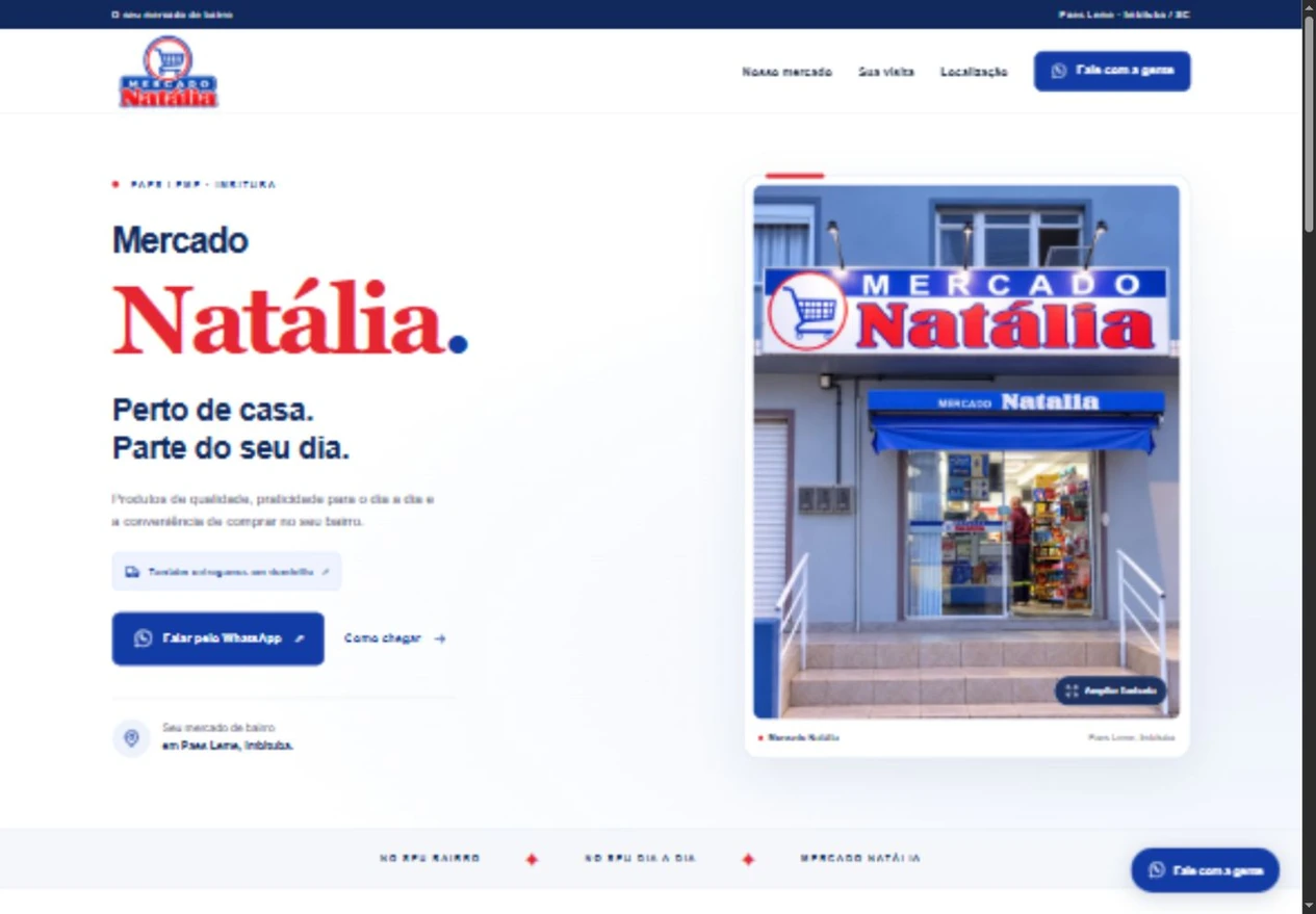 Página inicial do site do Mercado Natália, com a fachada e a identidade azul e vermelha